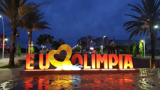 Letreiro EU AMO OLÍMPIA iluminado à noite, ponto turístico de Olímpia (SP)
