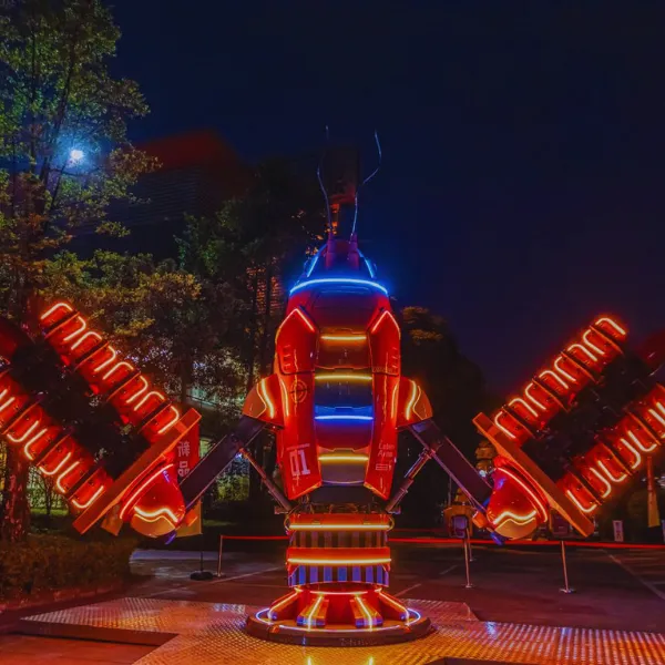 Novo Lobster — brinquedo vermelho e laranja em forma de lagosta com fileiras de assentos, Radical Play Park