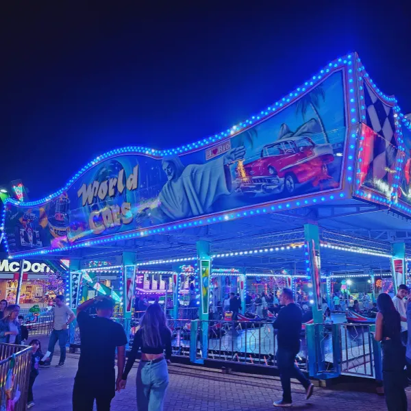 Auto Pista — pista de bate-bate azul com carrinhos e teto iluminado, Radical Play Park