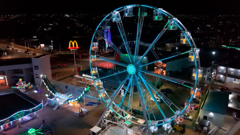 Nova roda-gigante — Radical Play Park, vista aérea noturna do parque em Olímpia (SP)
